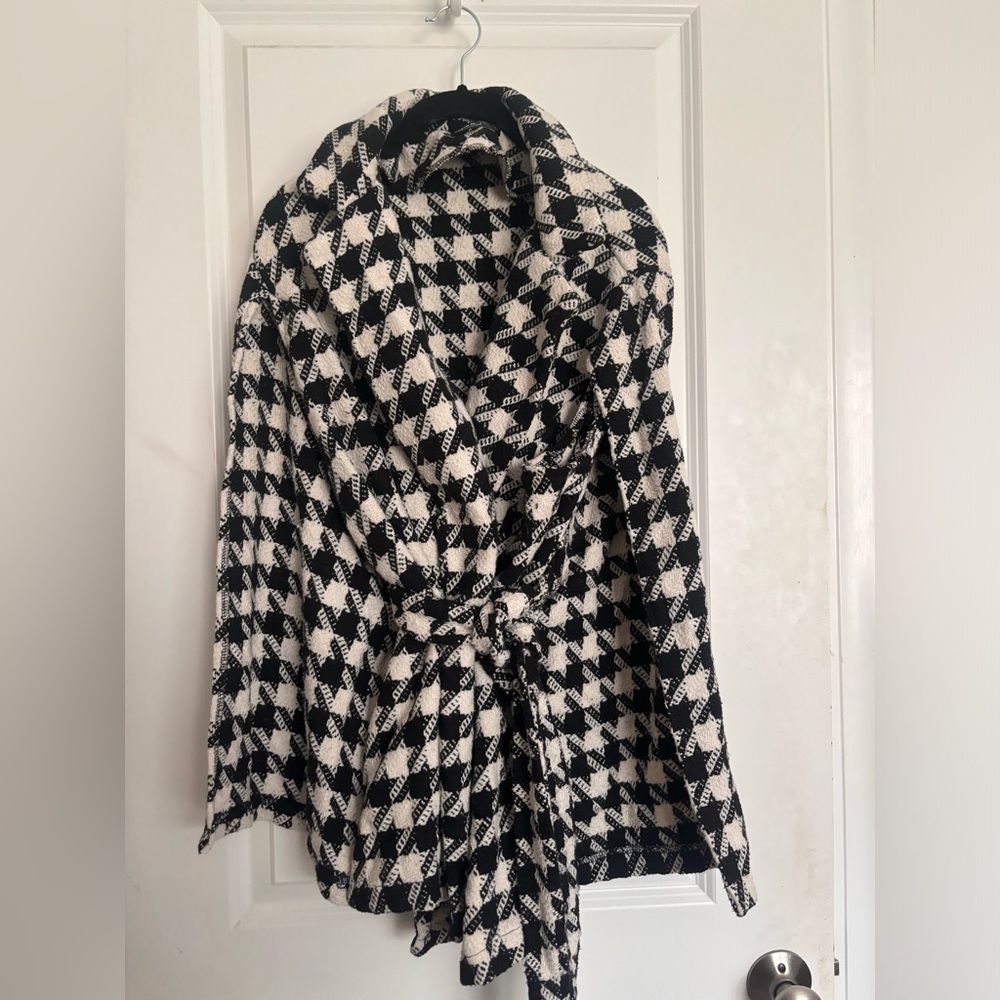 Women’s Houndstooth Cape Tie Waist Coat - Picture 3 of 5
